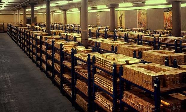 डलरको विकल्प खोज्दै विश्व, सुन किन्ने होडबाजीमा बैंक