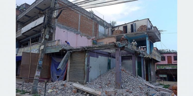 मुग्लिन-पोखरा सडक विस्तारका लागि डुम्रे बजारका घर भत्काउन सुरु