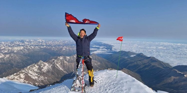 नेपाली युवा पाण्डेले चुमे युरोपको सर्वोच्च शिखर