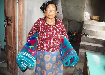 बयासी वर्षीया ज्येष्ठ नागरिक पुनले बुनेका गलैँचा अमेरिका निर्यात