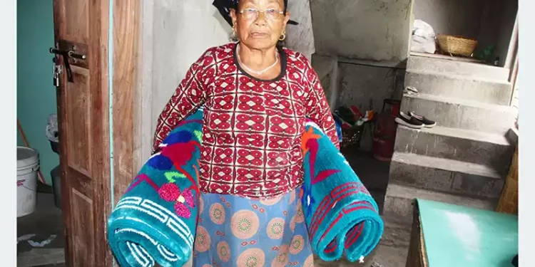 बयासी वर्षीया ज्येष्ठ नागरिक पुनले बुनेका गलैँचा अमेरिका निर्यात