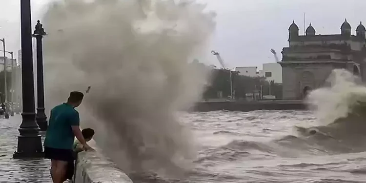 ‘बिपरजोय’ समुद्री आँधी भारतको गुजरात पुग्योः धेरै जिल्लामा तीव्र हावासहित ठूलो वर्षा