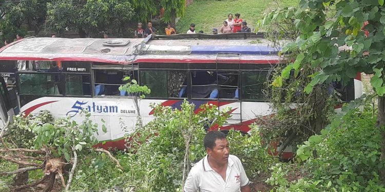 हेटौंडामा बस दुर्घटनाः ३७ जना घाइते