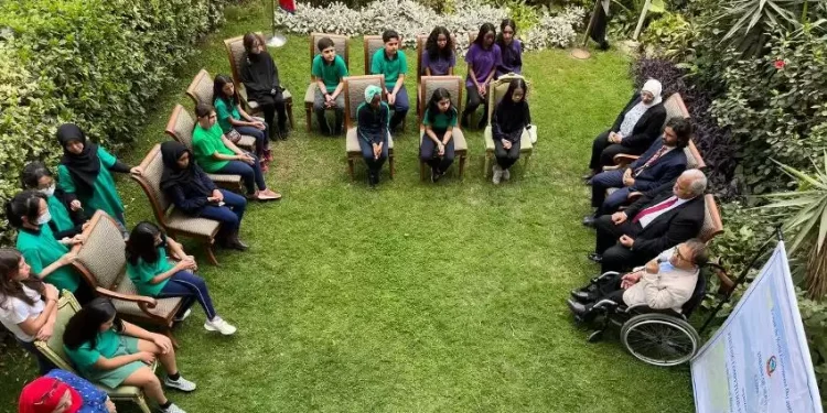 नाइल नदीको किनारामा विद्यार्थीले कोरे हिमालका चित्र