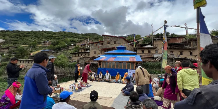 हुम्लाका ४२ घरधुरीलाई निःशुल्क सोलर बत्ती वितरण