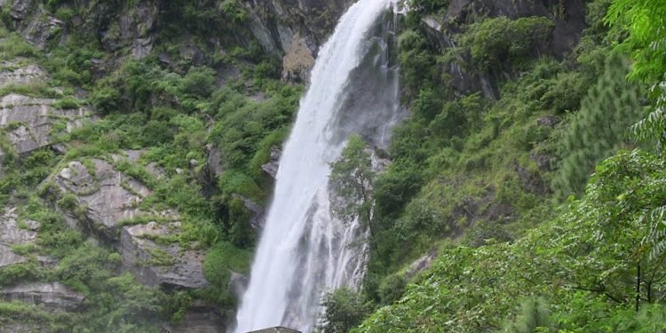 गर्मी बढेपछि महभिर झरनामा पर्यटकको घुइँचो