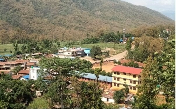 खानेपानीका लागि लहरा खोला धाउँदै ढोडेनीवासी