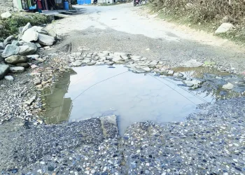 सुदूरपहाडका राजमार्गमा खाल्डै–खाल्डा, जोखिमपूर्ण यात्रा