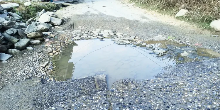 सुदूरपहाडका राजमार्गमा खाल्डै–खाल्डा, जोखिमपूर्ण यात्रा