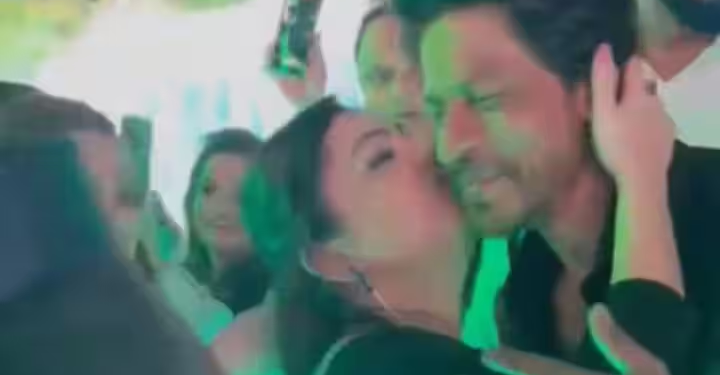 दुबईमा जब शाहरुख खानलाई महिला फ्यानले गालामा किस गरिन्‘