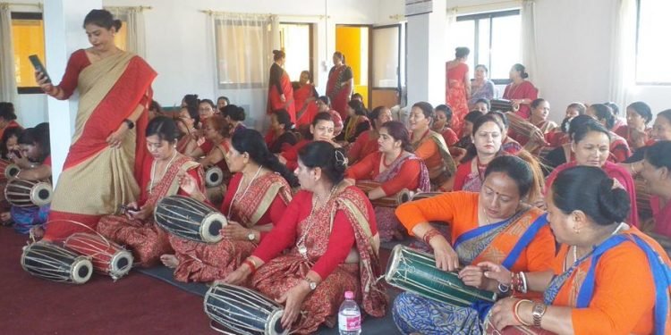 पोखराका आमा मादल बजाउन सिँक्दै