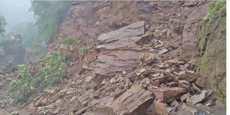 मैवाखोलाका १० घर उच्च जोखिममा, यातायात र विद्युत ठप्प