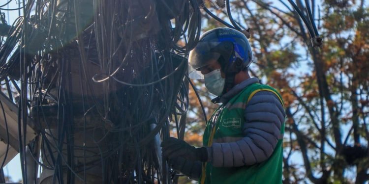 धमाधम हटाइँदै महानगरका अव्यवस्थित तार