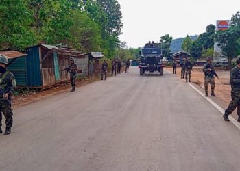 मणिपुरमा स्थानीयको अवरोधपछि १२ लडाकू मुक्त