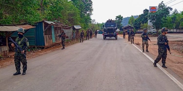 मणिपुरमा स्थानीयको अवरोधपछि १२ लडाकू मुक्त