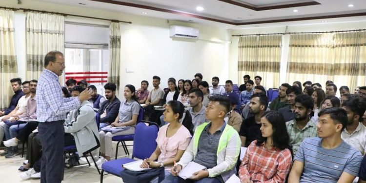 कांग्रेस नेता डा. मिनेन्द्र रिजाल १९ वर्षपछि अध्यापन पेशामा