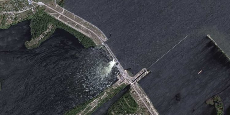 युक्रेनको निप्रो नदीको बाँध भत्किँदा ८० सहरका हजारौं मानिस विस्थापित