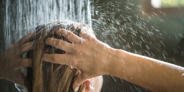 हेल्थ टिप्सः चिसोपानीले नुहाउँदा हुन्छ फाइदा