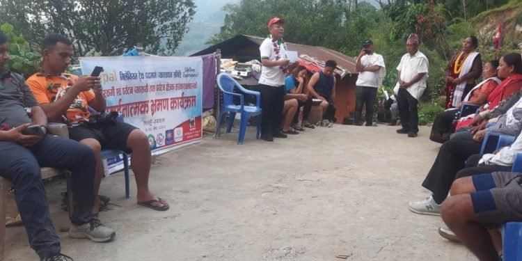 मिलेनियम ट्रेकको प्रवद्र्धन टोली स्याङ्जाको सादीखोलामा