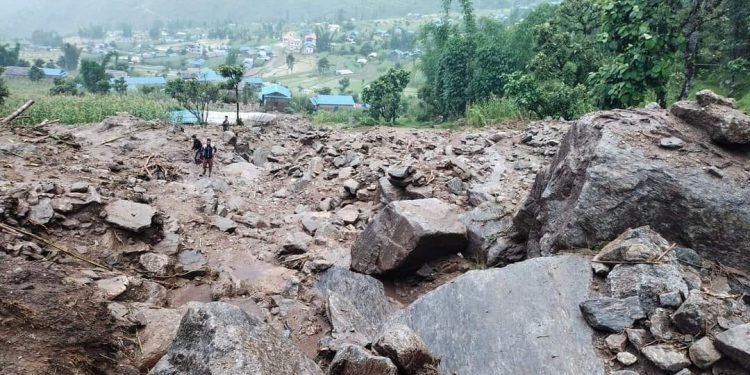 ओखलढुङ्गाको चम्पादेवीमा पहिरोः एकै घरका तीन जनाको मृत्यु, १ जना बेपत्ता