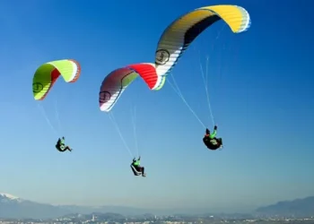 मन्साङकोटमा प्याराग्लाइडिङको व्यावसायिक उडान