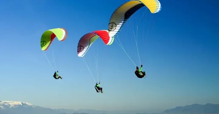 मन्साङकोटमा प्याराग्लाइडिङको व्यावसायिक उडान