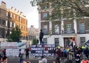 तियानमेन स्क्वायर नरसंहारको सम्झनामा लन्डनमा चिनियाँ दूतावास बाहिर विरोध प्रदर्शन