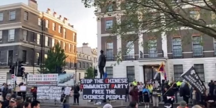 तियानमेन स्क्वायर नरसंहारको सम्झनामा लन्डनमा चिनियाँ दूतावास बाहिर विरोध प्रदर्शन