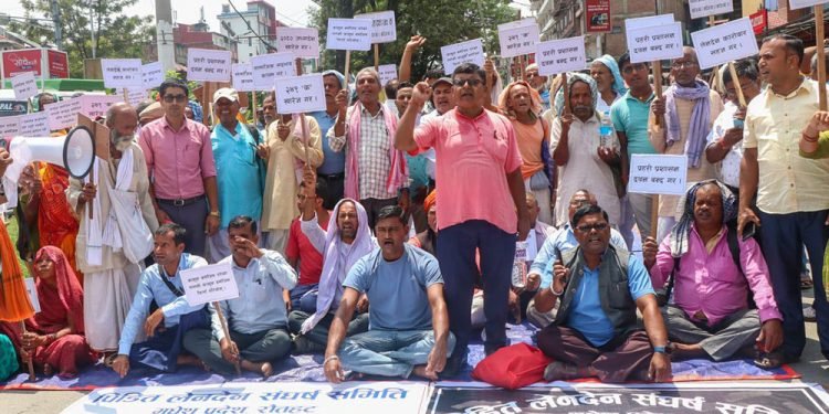 माइतीघरमा मिटरव्याजीहरुको धर्ना