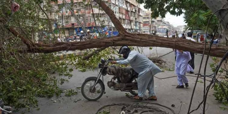 पाकिस्तानमा हावाहुरी र भारी वर्षाका कारण कम्तीमा २७ जनाको मृत्यु