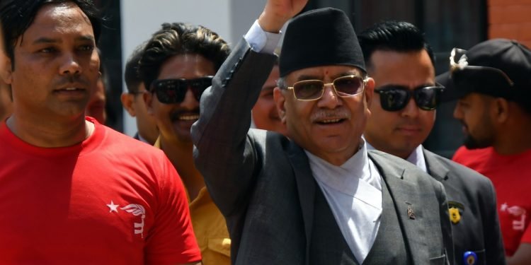 नेपाली सेनाको हेलिकप्टरबाट दाङ पुगे प्रधानमन्त्री प्रचण्ड