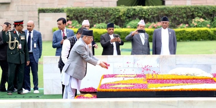 प्रधानमन्त्री प्रचण्ड महात्मा गान्धीको समाधिस्थल पुगे