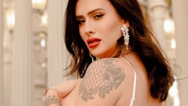 अमेरिकी राष्ट्रपतिको पार्टीमा टपलेस हुने सुन्दरी वकिलमाथि प्रतिबन्ध