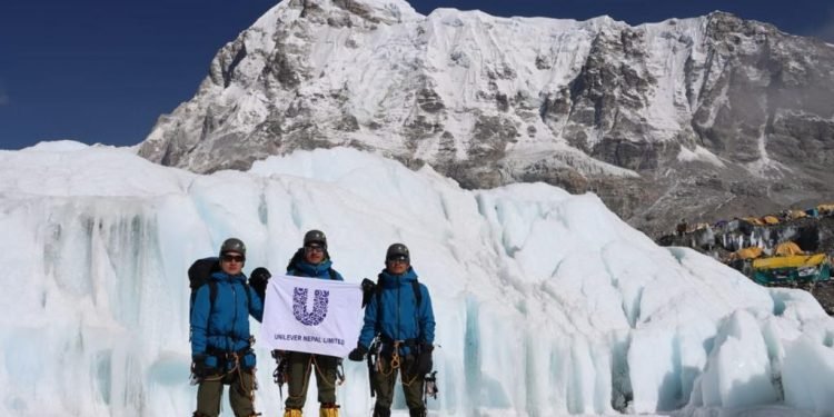 सेनाको नेतृत्वमा युनिलिभर सँगको सहकार्यमा ३५ हजार किलो बढी सगरमाथाको फोहोर संकलन