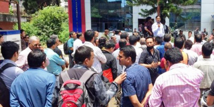 सेयर लगानीकर्ताको ब्रोकर कार्यालयहरूमा तालाबन्दी सुरू