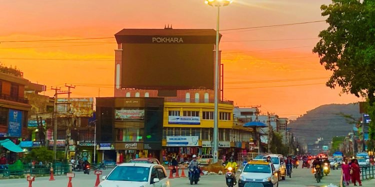 ‘स्मार्ट’ बत्तीले झलमल पोखरा