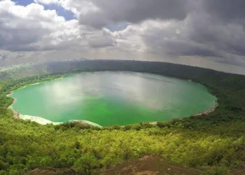 अनौठो विश्वः रङग बदल्ने रहस्यमय लोनार ताल