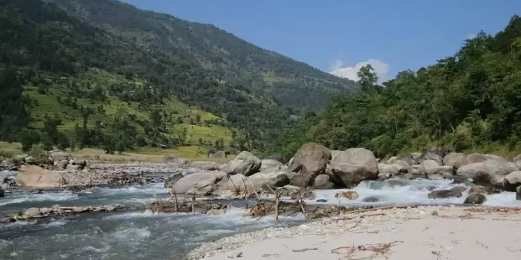 सर्भे गर्ने क्रममा एक विद्यार्थीलाई तमोर नदीले बगायो