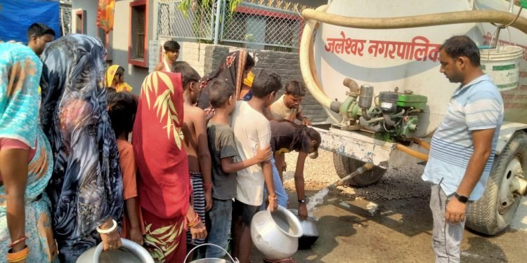 ट्याङ्करबाट पानी वितरण