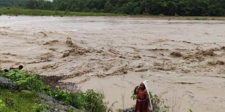 टीकापुरका वासिन्दालाई बढी पीडा बाढीकै