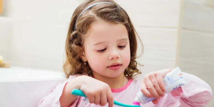 हेल्थ टिप्सः धेर टुथपेस्टको प्रयोगले बालबालिकाको दाँत बिगार्न सक्छ !