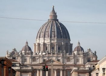 रुस-युक्रेन युद्धको विरोधमा भ्याटिकन सिटीको चर्च अगाडी नग्न प्रदर्शन