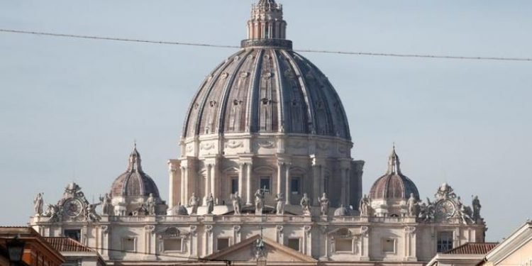 रुस-युक्रेन युद्धको विरोधमा भ्याटिकन सिटीको चर्च अगाडी नग्न प्रदर्शन