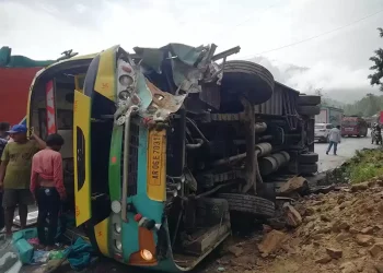 गल्छीमा भारतीय यात्रुवाहक बस सडकमै पल्टियो