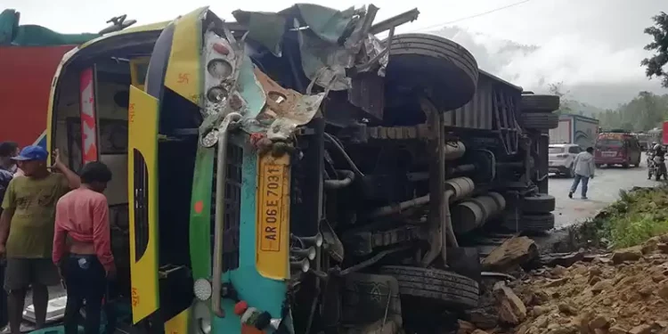 गल्छीमा भारतीय यात्रुवाहक बस सडकमै पल्टियो