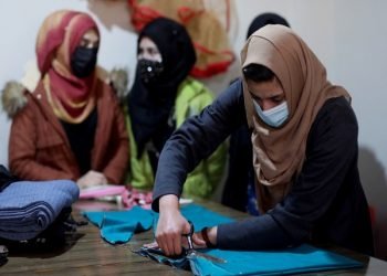 अफगानिस्तानमा तालिबानले विद्यालय बन्द गरेपछि बालिकाहरु सिकाई बुनाई सिक्न व्यस्त