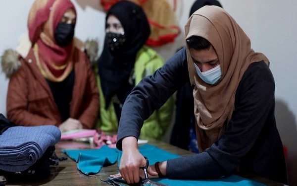 अफगानिस्तानमा तालिबानले विद्यालय बन्द गरेपछि बालिकाहरु सिकाई बुनाई सिक्न व्यस्त