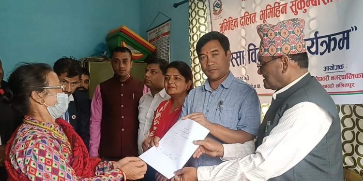 भूमि आयोगद्वारा निस्सा वितरण