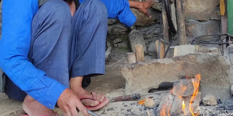 आरन पेसा सङ्कटमा