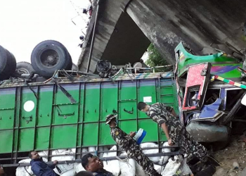 दाङ र बाँकेको सिमानामा पर्ने शिव खोलामा ट्रक खस्यो, चालक र सहचालक घाइते